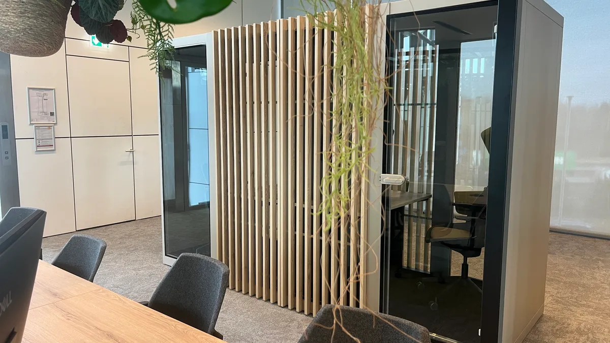 VOX-booth met lamellen en hangplanten bij Inovatoren