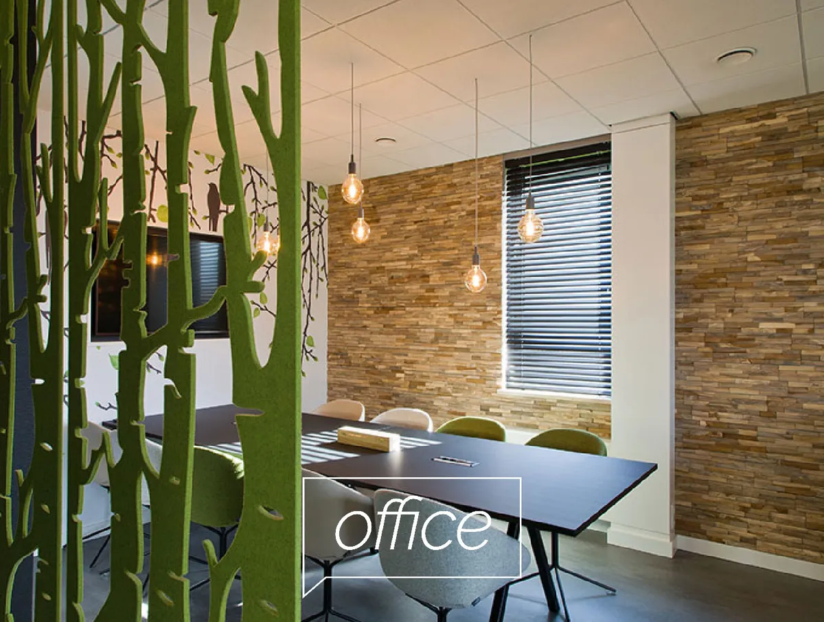 Kantoor met groene boomsilhouetten en bakstenen wand